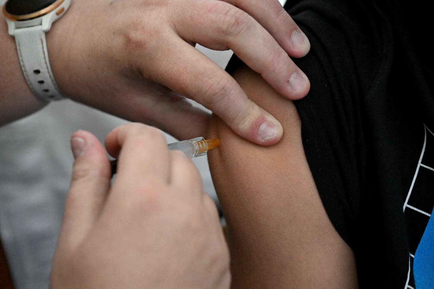 An investigation has been launched near Nantes after a student died as a result of a fall during a post-vaccination illness