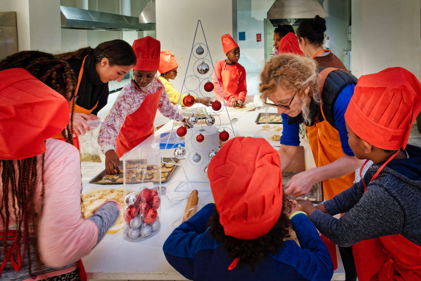 Chefs working in the kitchen to combat nutritional inequalities