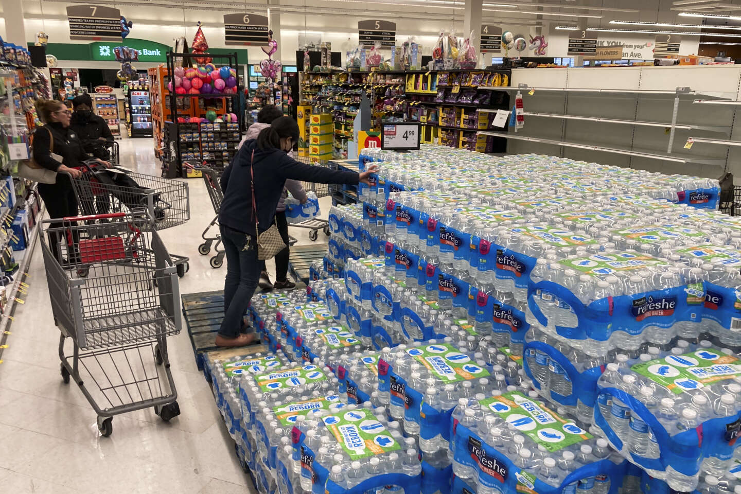 In water bottles, the presence of plastic particles is more worrisome