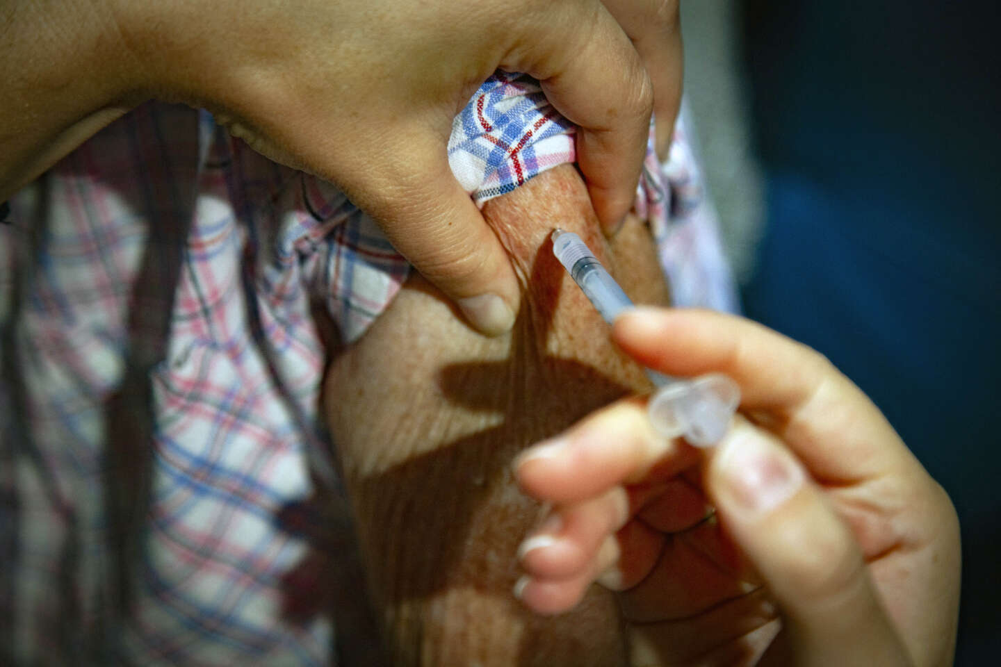 The flu epidemic is getting worse and the vaccination campaign is being expanded